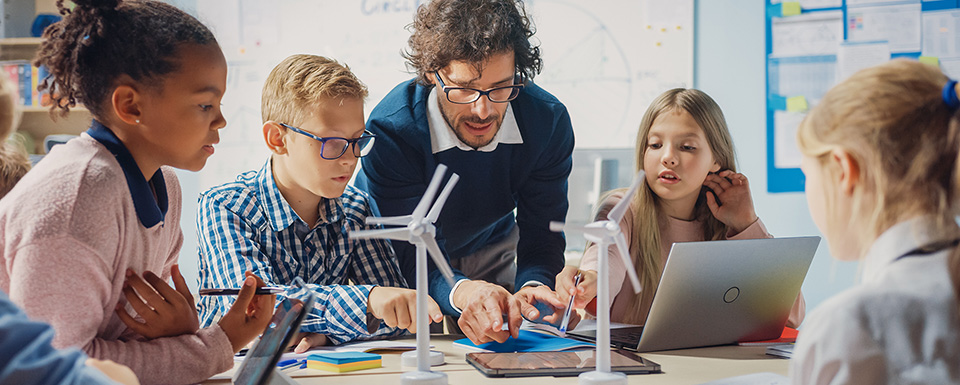 Bild zu Lehrer (auch ohne Lehramtsbefähigung) (m/w/d)